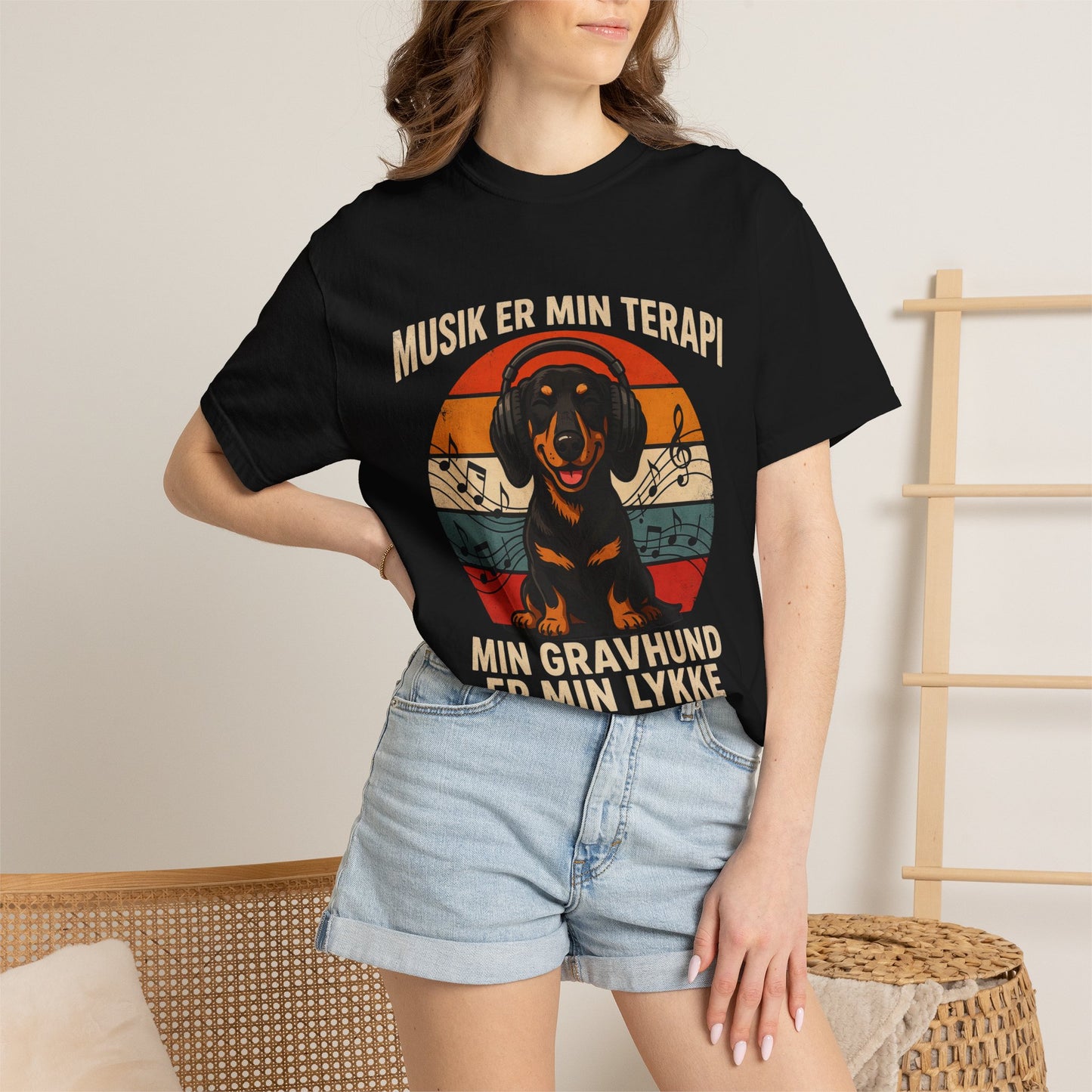 Dachshund Music Therapy T-Shirt — "Musik er min terapi, min gravhund er min lykke"