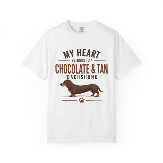 Chokolade- og Tanfarvet Gravhund T-shirt — "Mit hjerte tilhører en chokolade- og tanfarvet gravhund"