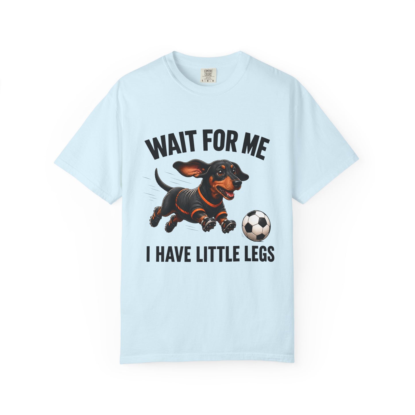 Grappig Teckel Voetbal T-shirt — "Wacht Op Mij, Ik Heb Kleine Pootjes"