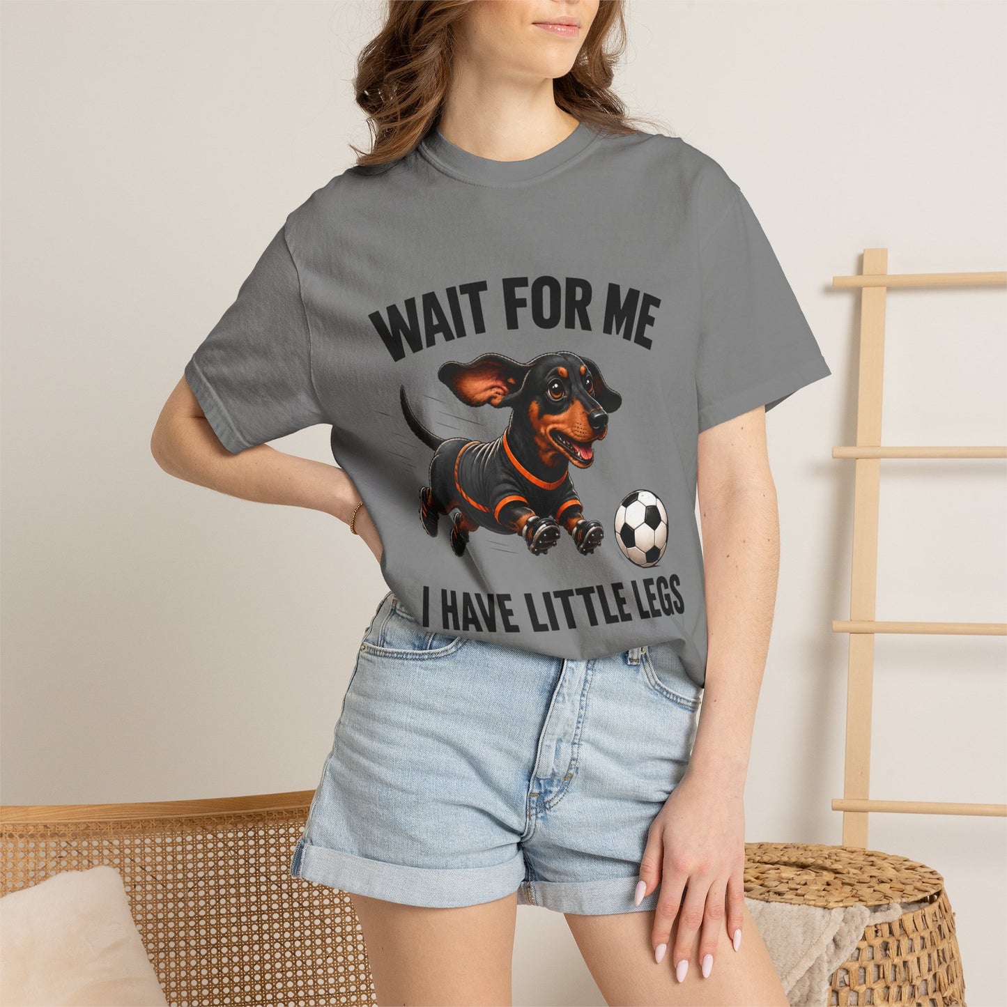 Grappig Teckel Voetbal T-shirt — "Wacht Op Mij, Ik Heb Kleine Pootjes"