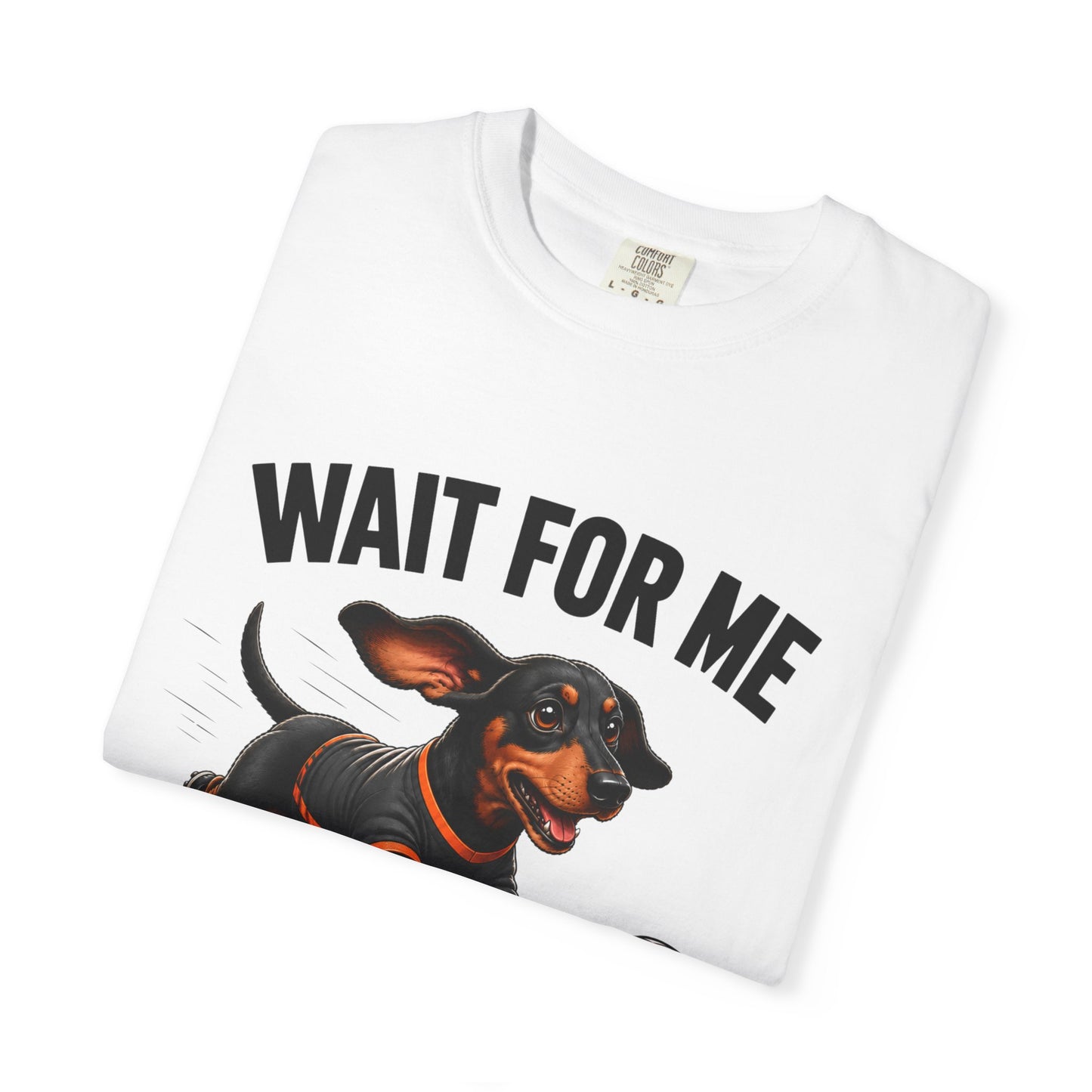 Grappig Teckel Voetbal T-shirt — "Wacht Op Mij, Ik Heb Kleine Pootjes"