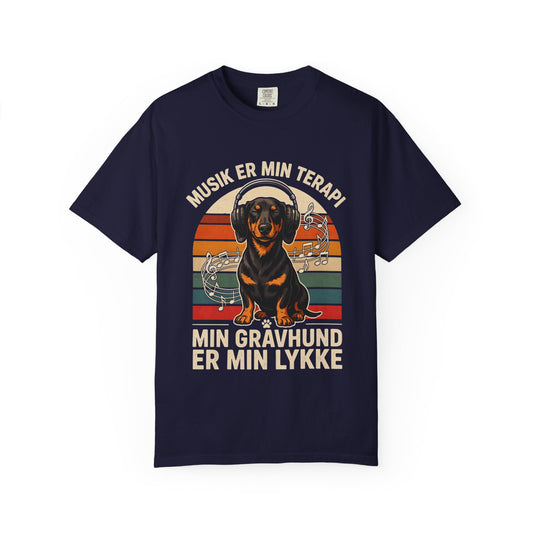Dachshund Music Therapy T-Shirt – "Musik er min terapi, min gravhund er min lykke"