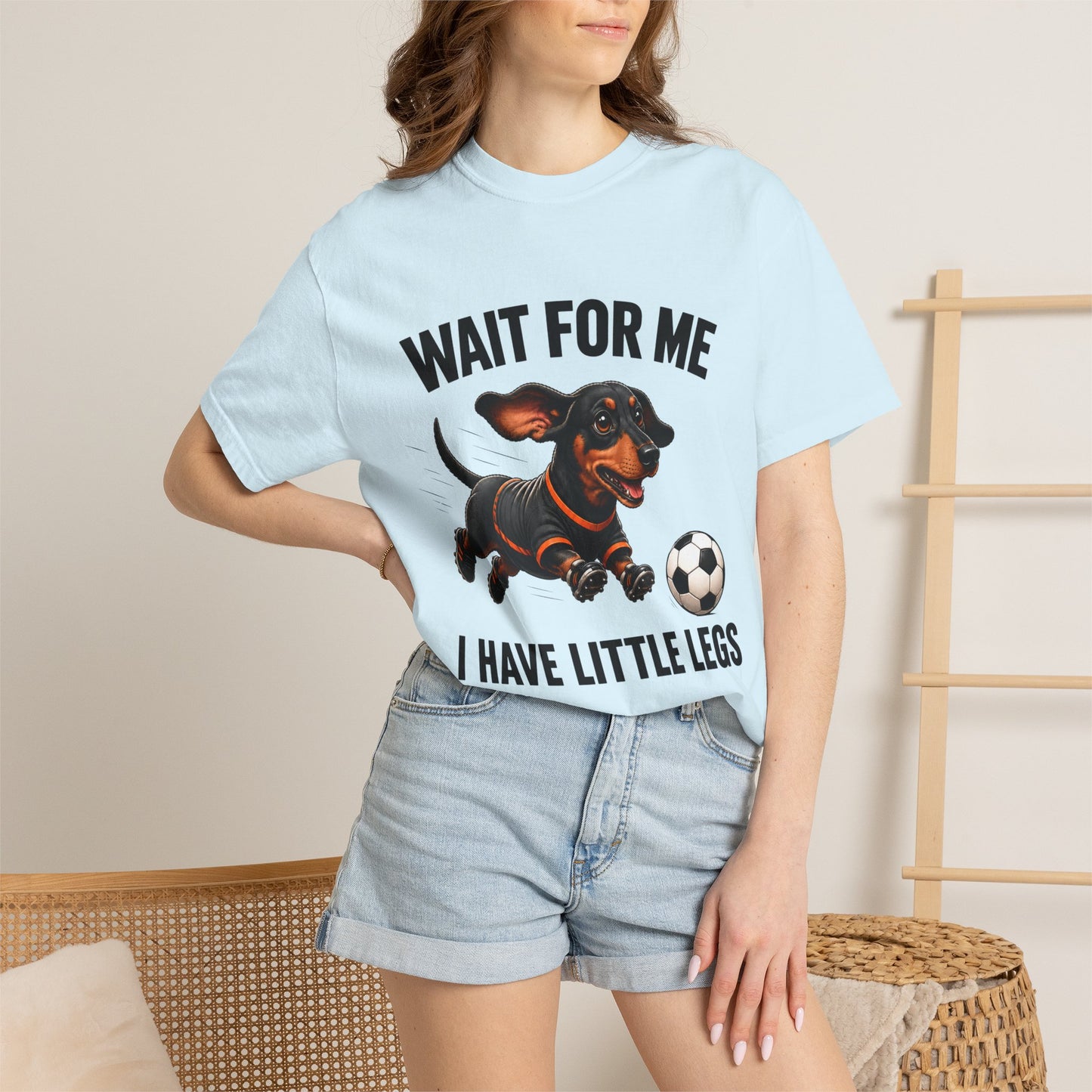 Grappig Teckel Voetbal T-shirt — "Wacht Op Mij, Ik Heb Kleine Pootjes"