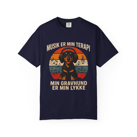 Dachshund Music Therapy T-Shirt — "Musik er min terapi, min gravhund er min lykke"