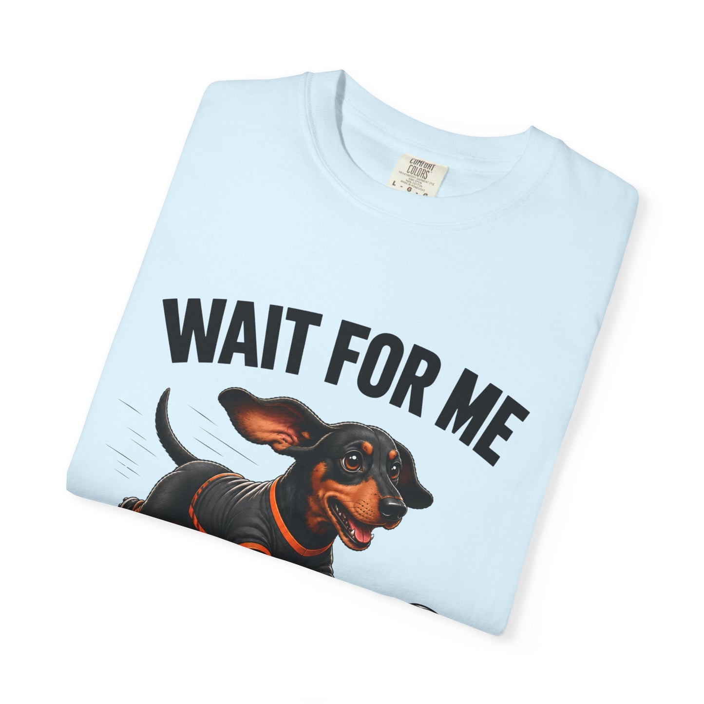 Grappig Teckel Voetbal T-shirt — "Wacht Op Mij, Ik Heb Kleine Pootjes"