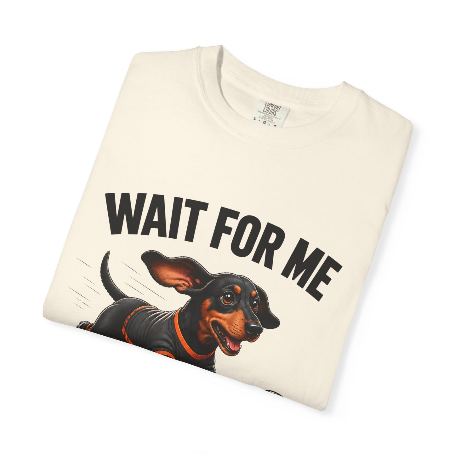 Grappig Teckel Voetbal T-shirt — "Wacht Op Mij, Ik Heb Kleine Pootjes"