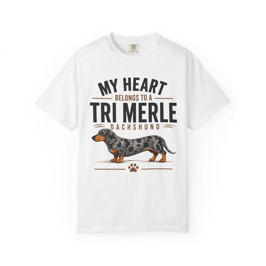 Tri Merle Gravhund T-Shirt — "Mit Hjerte Tilhører en Tri Merle" Hundeejer T-shirt