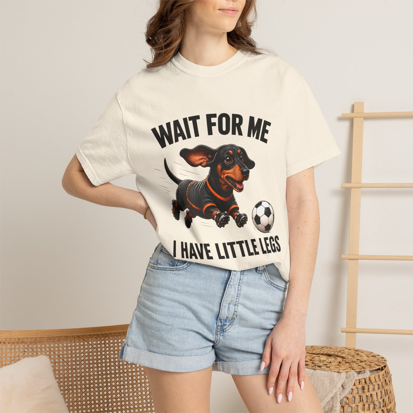 Grappig Teckel Voetbal T-shirt — "Wacht Op Mij, Ik Heb Kleine Pootjes"