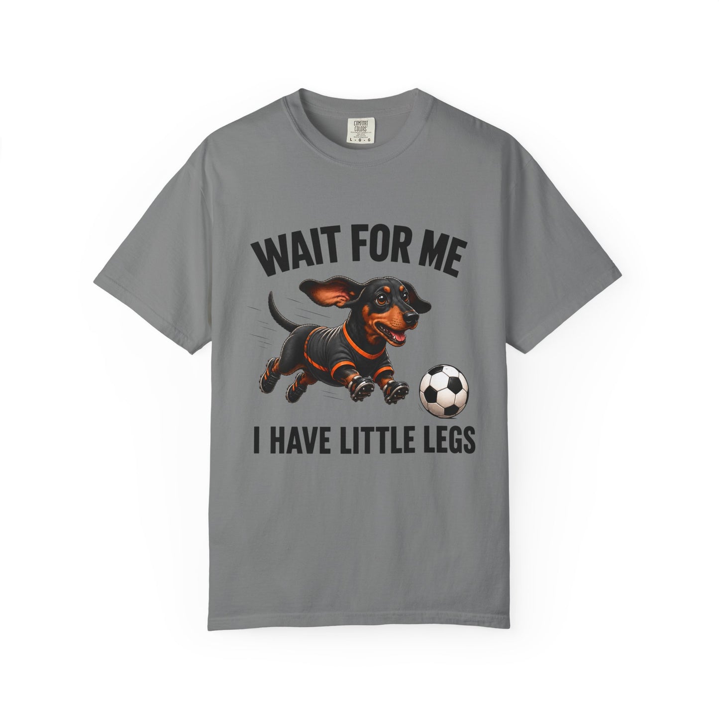 Grappig Teckel Voetbal T-shirt — "Wacht Op Mij, Ik Heb Kleine Pootjes"