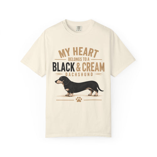 Sort & Creme Gravhund T-shirt — "Mit Hjerte Tilhører en Sort & Creme Gravhund"