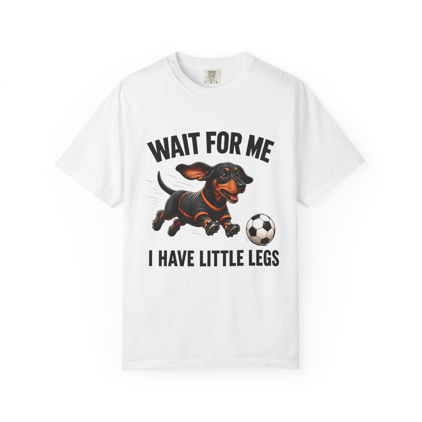 Grappig Teckel Voetbal T-shirt — "Wacht Op Mij, Ik Heb Kleine Pootjes"