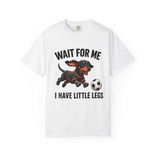 Sjov Gravhund Fodbold T-shirt — "Vent på mig, jeg har korte ben"