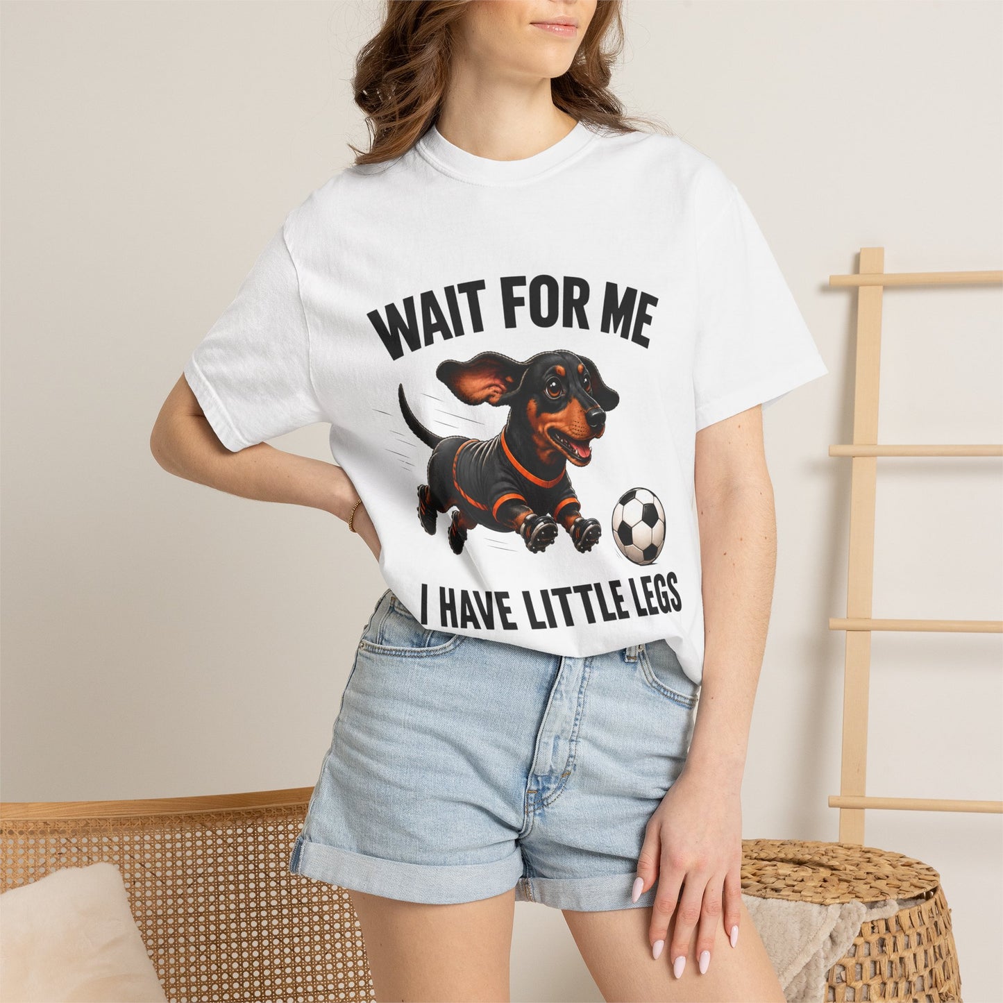 Grappig Teckel Voetbal T-shirt — "Wacht Op Mij, Ik Heb Kleine Pootjes"