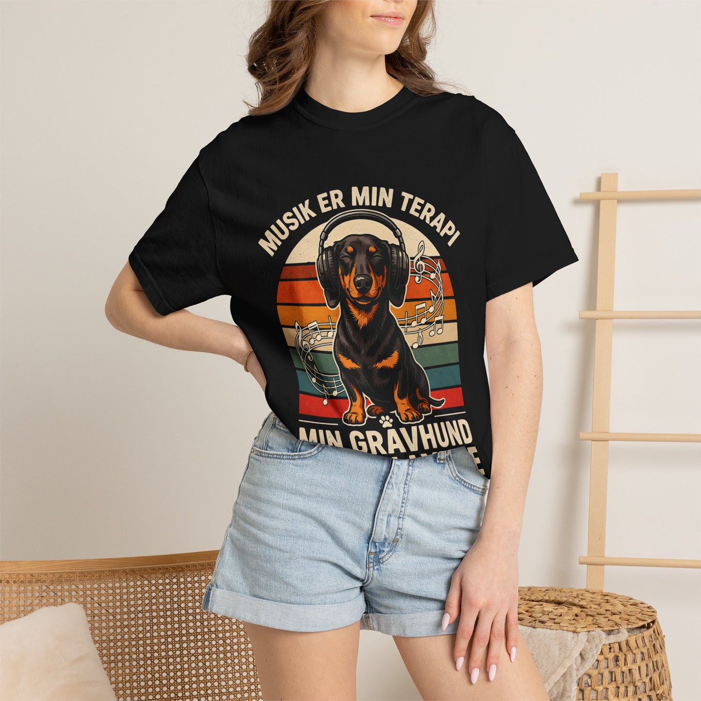 Dachshund Music Therapy T-Shirt – "Musik er min terapi, min gravhund er min lykke"
