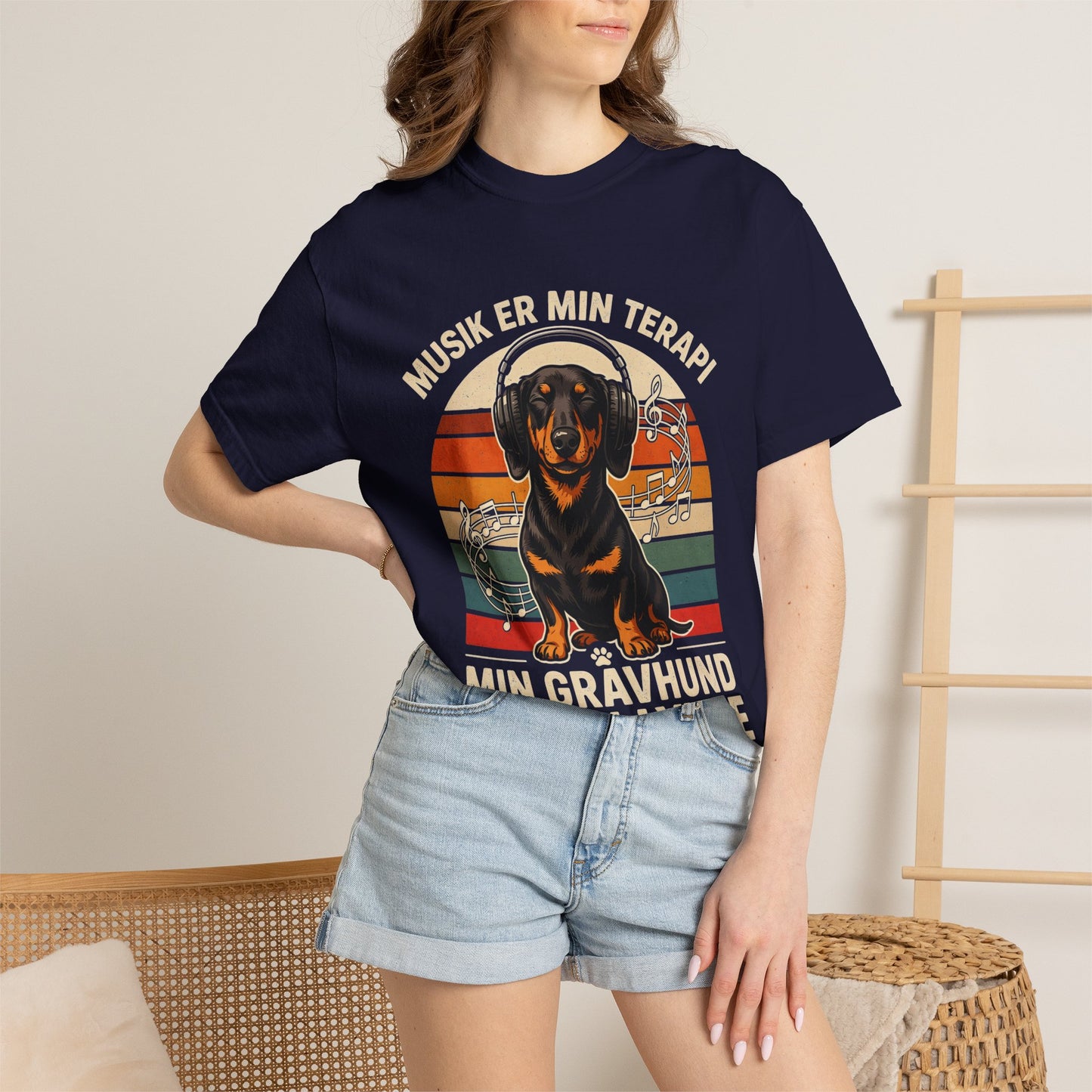 Dachshund Music Therapy T-Shirt – "Musik er min terapi, min gravhund er min lykke"