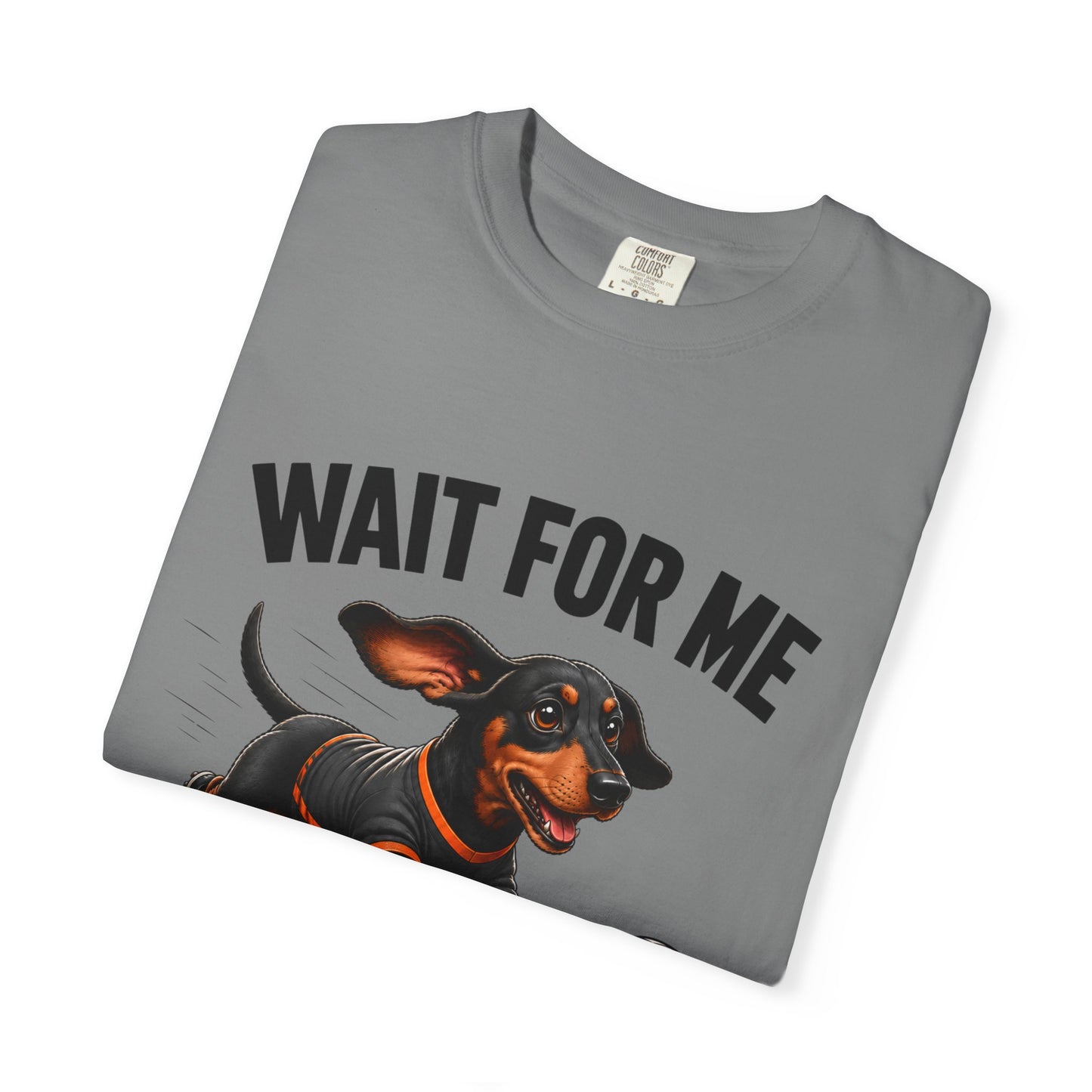 Grappig Teckel Voetbal T-shirt — "Wacht Op Mij, Ik Heb Kleine Pootjes"