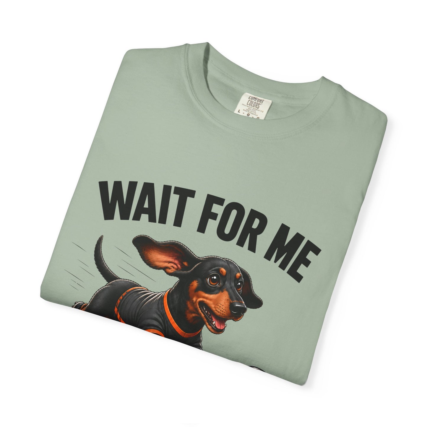 Grappig Teckel Voetbal T-shirt — "Wacht Op Mij, Ik Heb Kleine Pootjes"