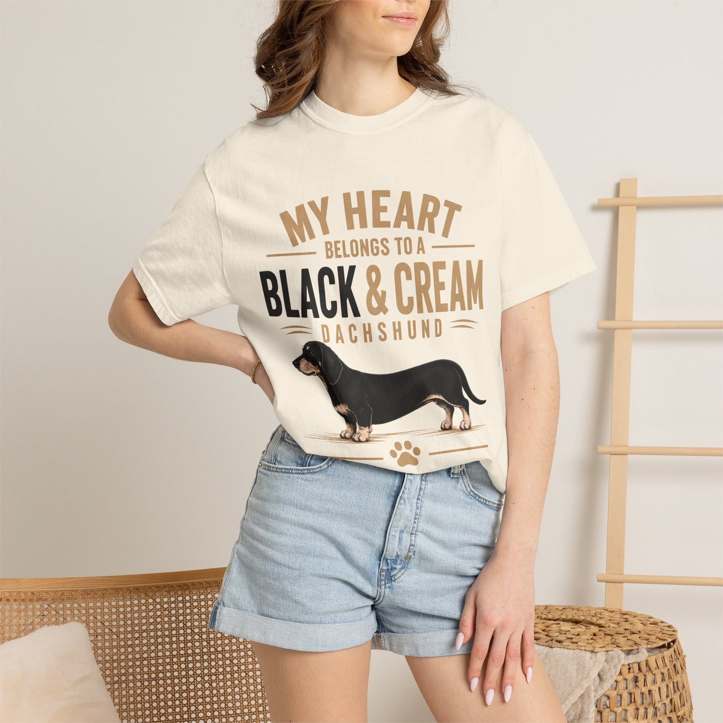 Sort & Creme Gravhund T-shirt — "Mit Hjerte Tilhører en Sort & Creme Gravhund"