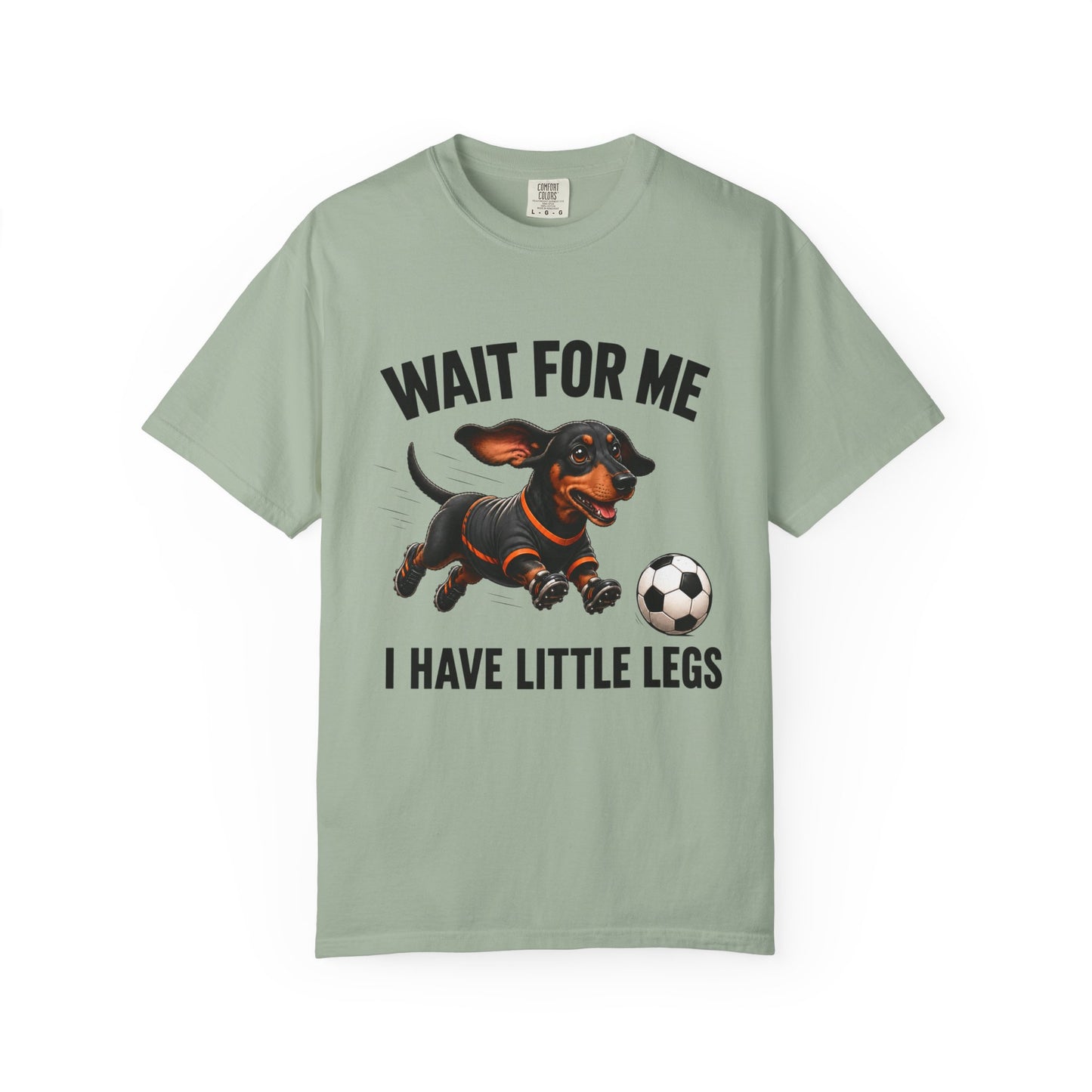 Grappig Teckel Voetbal T-shirt — "Wacht Op Mij, Ik Heb Kleine Pootjes"