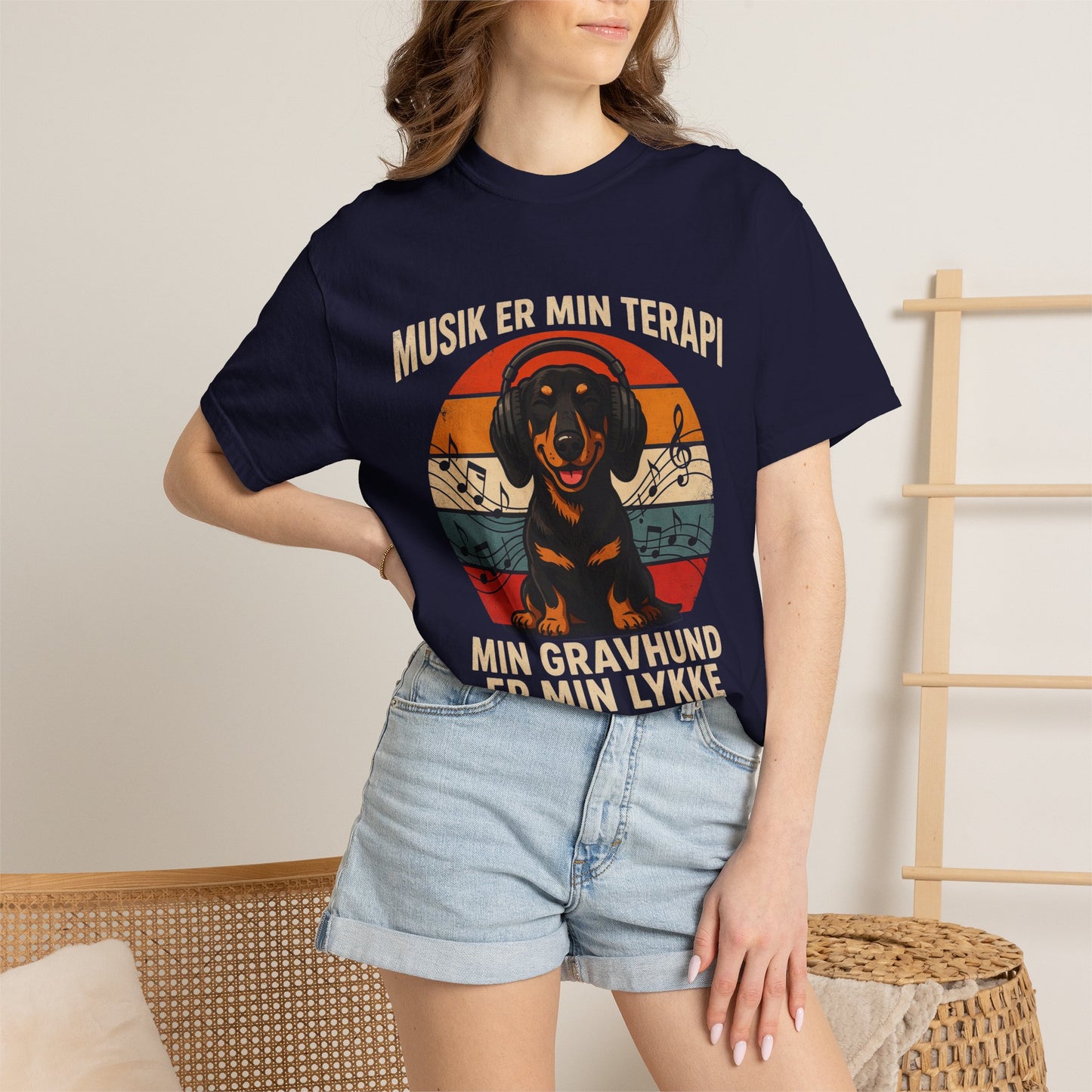 Dachshund Music Therapy T-Shirt — "Musik er min terapi, min gravhund er min lykke"