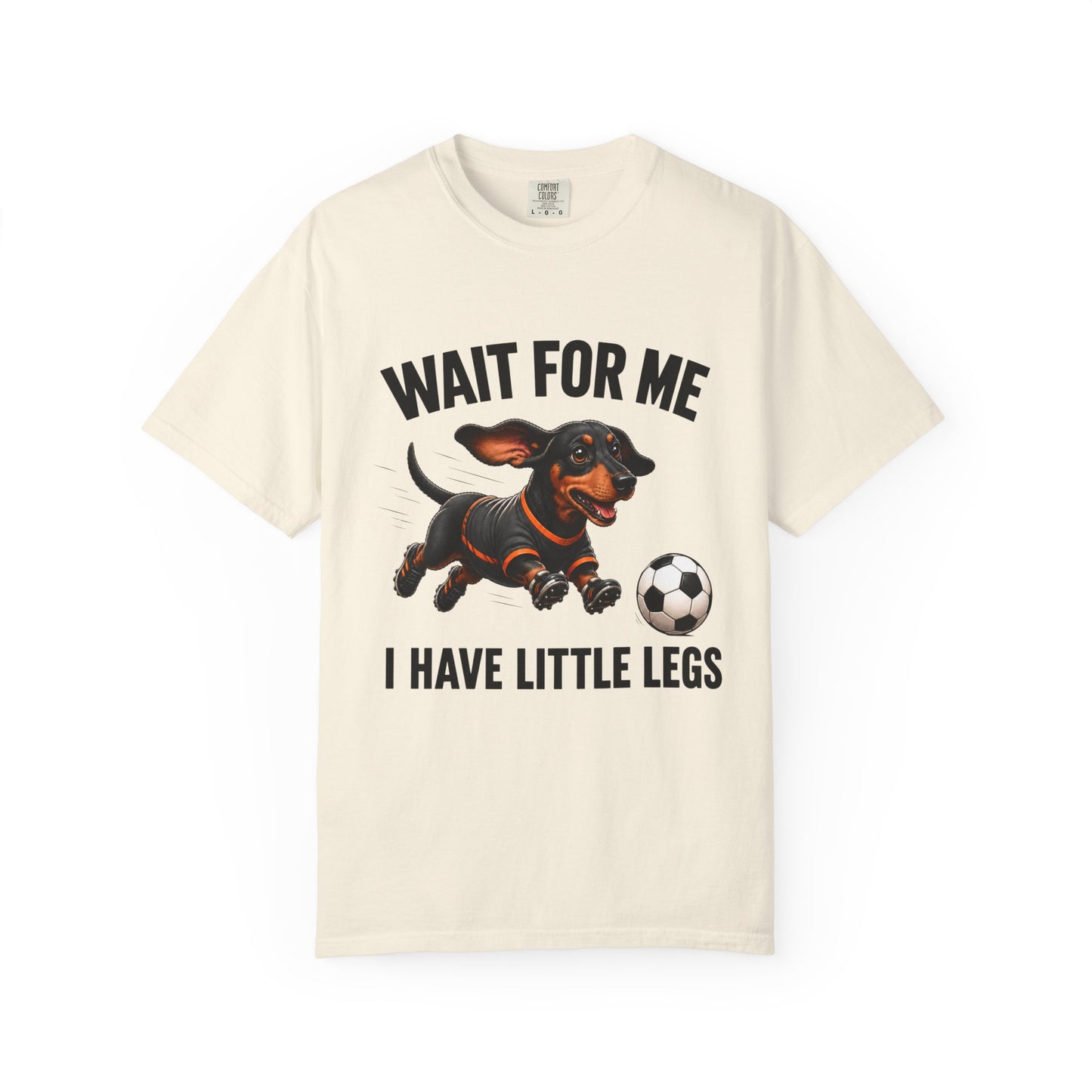 Grappig Teckel Voetbal T-shirt — "Wacht Op Mij, Ik Heb Kleine Pootjes"