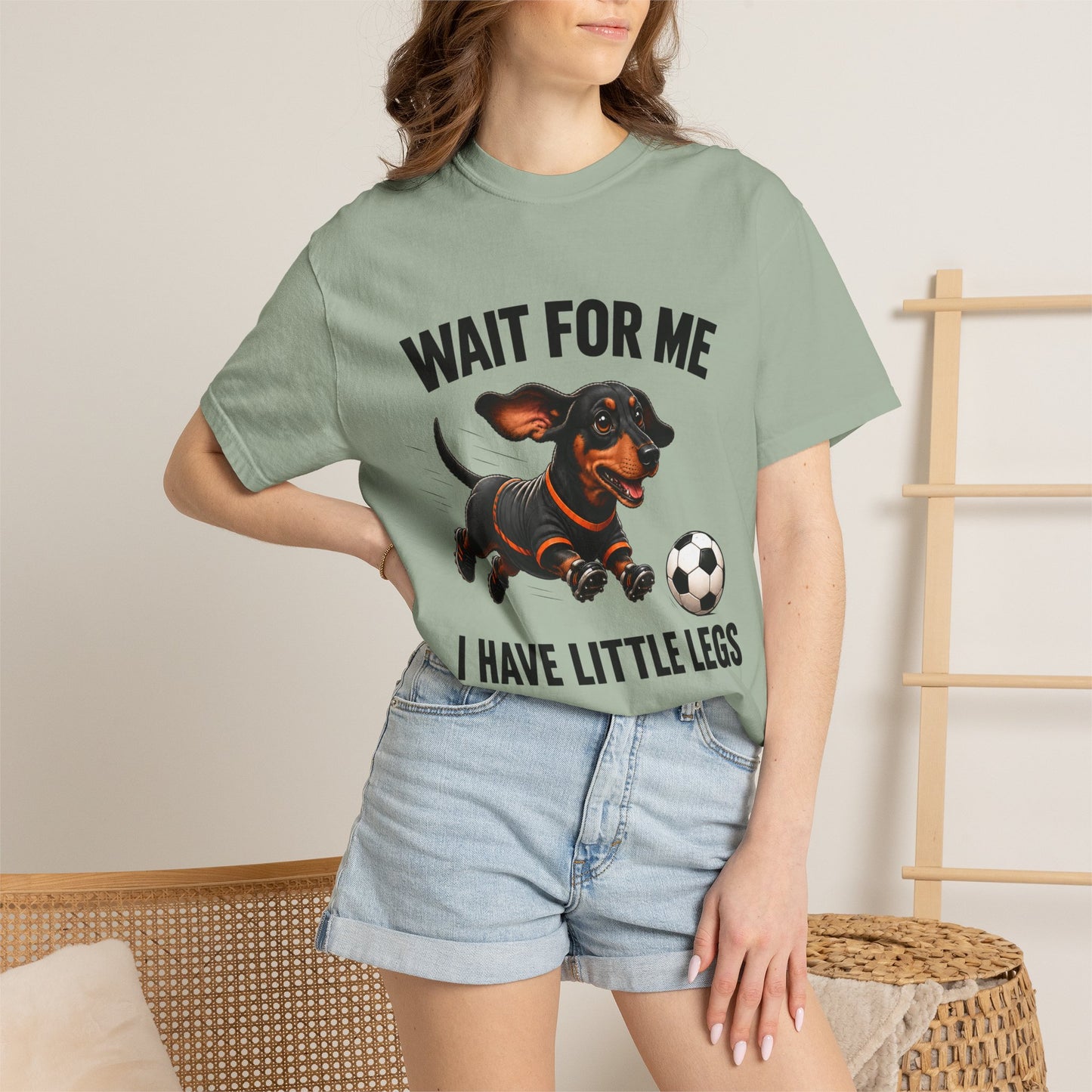 Grappig Teckel Voetbal T-shirt — "Wacht Op Mij, Ik Heb Kleine Pootjes"
